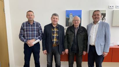 Bild: Stadt Auerbach/exb
Nach der Vereidigung: (von links) Hauptamtsleiter Uwe Lindner, der neue Feldgeschworene Wolfgang Wiesent, Obmann Rudolf Achatz und Bürgermeister Joachim Neuß.