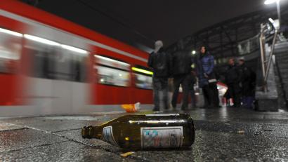 Symbolbild: Tobias Hase/dpa
Ein Mann schleppt seinen vollen Bierkasten durch den Regensburger Bahnhof, steigt in einen Zug nach Nabburg und muss zusehen, wie ihm eine Flasche geklaut wird.