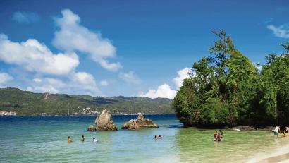 Bild: Michael Juhran/dpa
What a feeling: Die Cayo Levantado wird als „Bacardi-Insel“ vermarktet.