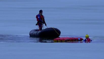 Bild: Steffen Ittig/NEWS5/dpa
Taucher in einem Stausee in Südthüringen im Einsatz. Ein Geschwisterpaar ist auf dem zugefrorenen Stausee wahrscheinlich eingebrochen und dabei ums Leben gekommen.