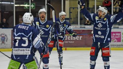Bild: Gebert
Die Blue Devils Weiden gewannen am Sonntag das Top-Spiel gegen die Starbulls Rosenheim mit 8:2. Hier jubeln (von links) Tomas Rubes, Fabian Voit, Martin Heinisch und der dreifache Torschütze Luca Gläser.