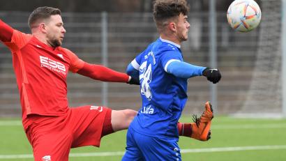 Bild: Büttner
Die SpVgg SV Weiden verlor das erste Vorbereitungsspiel gegen die SpVgg Hankofen-Hailing mit 2:3. Hier kämpfen der Weidener Martin Ruda (rechts) und Tobias Richter um den Ball.