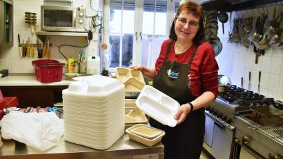 Bild: ubb
Gudrun Röckl vom Gasthof Röckl in Waldsassen hat bisher noch keine passende Mehrweg-Lösung gefunden. Sie möchte eigentlich Geschirr aus Maisstärke (gelblich gefärbt, neben den herkömmlichen Packungen) anbieten, das ihr bisheriger Einwegsystem-Hersteller demnächst auf den Markt bringt. Allerdings ist das noch zu klein.