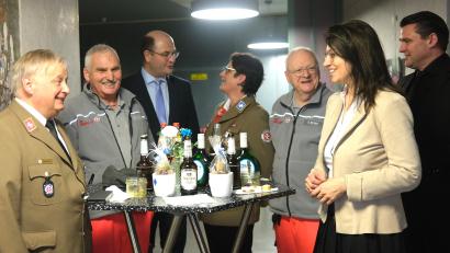 Bild: Hirsch
Staatsminister Albert Füracker (Dritter von links), CSU-Ortsvorsitzende Martina Englhardt-Kopf (zweite von rechts) und Landrat Thomas Ebeling suchten beim Neujahrsempfang des Schwandorfer CSU-Ortsverbandes das Gespräch mit den Johannitern.