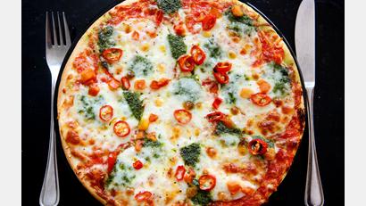 Symbolbild: Oliver Berg/dpa/picture alliance
Achtung beim Verzehr von Tiefkühlpizza.