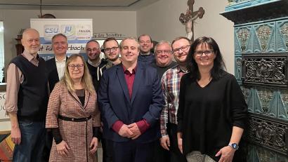 Bild: Klaus Riede/exb
Wahlen standen bei der CSU in Auerbach an: (vordere Reihe, von links) Helga Wittmann-Trenz, Bernhard Hinteregger, Helmut Kormann, Markus Neukam, Birgit Barth, (hintere Reihe, von links) Klaus Riede, Landtagsabgeordneter Harald Schwartz, Stefan Egerer, Fabian Gottschalk und Thomas Kormann.
