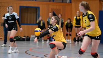 Bild: Hubert Ziegler
Tolle Ballannahme durch Lorena Tilgen (Mitte) vom SV Hahnbach, beobachtet von ihren Mannschaftskolleginnen Marie Heidlinger (links) und Lisa Kölbel (rechts).