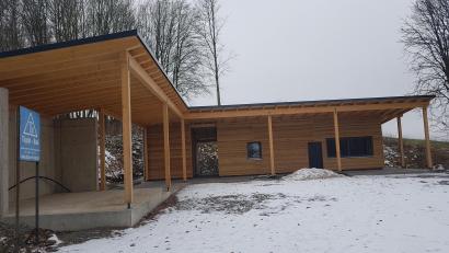 Bild: gi
Der neue Kiosk mit Musik-Pavillon im Generationenpark Moosbach (im Bild) soll bis Ende Mai 2023 fertiggestellt sein. Für 21. Mai ist die Einweihung mit Ministerbesuch aus München geplant.