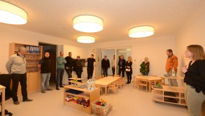 Bild: bey
Vor der Marktgemeinderatssitzung am Donnerstagabend besichtigte ein Großteil des Gremiums mit Bürgermeister Sebastian Hartl (Sechster von links) den fertiggestellten und eingerichteten Erweiterungsbau der Kinderhauses. Stellvertretende Leiterin Angelika Feige (rechts) und Katja Ettl von der Marktverwaltung (Vierte von rechts) erläuterten die Möglichkeiten zur Eröffnung einer zusätzlichen Gruppe im Kinderhaus.