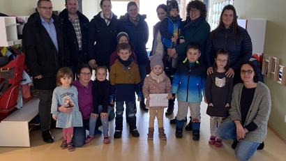 Bild: Josef Glas
Eine Abordnung des Elternbeirats überbringt die Spende an das Kinderhaus