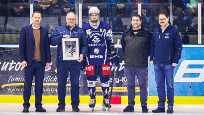 Bild: Werner Moller
Philipp Siller von den Blue Devils Weiden ist am Sonntag für 350 Pflichtspiele geehrt worden. Von links: Jürgen Rumrich (Sportlicher Leiter Blue Devils), Thomas Siller (Vorsitzender 1. EV Weiden), Philipp Siller, Tobias Hacker (zweiter Vorsitzender 1. EV Weiden) und Franz Vodermeier (Geschäftsführer der Blue-Devils-Spielbetriebs-GmbH).