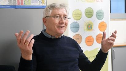Bild: Gabi Schönberger
Die Flüchtlings- und Asylarbeit in Weiden ist eng mit der Person Manfred Weiß verknüpft. Am 1. Februar geht der Integrationslotse in Rente.