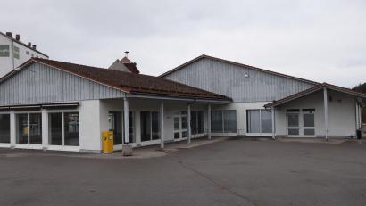 Bild: bö
Der Marktgemeinderat Schmidmühlen lehnt den Antrag auf Nutzungsänderung des alten Netto-Markt-Gebäudes von einem Einzelhandelsgeschäft mit Lagerfläche zu einem Getränkemarkt ab.