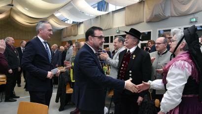 Bild: Stephan Huber
So volksnah gab sich Bayerns Gesundheitsminister Klaus Holetschek bei seinem Auftritt in Kümmersbruck. Links CSU-Kreisvorsitzender Harald Schwartz.