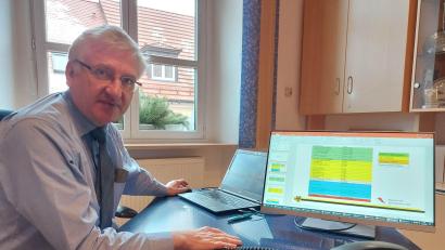 Bild: esc
Bürgermeister Johannes Reger zeigt in seinem Büro seine Arbeitsweise, die geprägt ist von Präsentationen, Tabellen, Diagrammen.