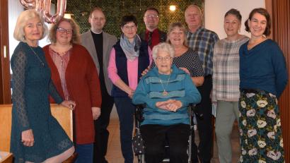 Bild: bö
Im Kreise ihrer Familie feiert Anna Meier (vorn Mitte) in Mendorferbuch 90. Geburtstag. Ihr gratulieren auch Pfarrer Hans Jürgen Zeitler (Dritter von links) , Bürgermeister Florian Junkes (Fünfter von links) und Christine Meckl (Vierte von links) vom Pfarrgemeinderat Adertshausen.