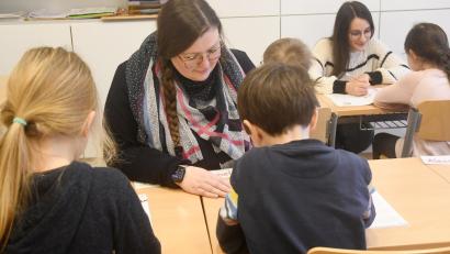 Bild: Gabi Schönberger
Helene Wildenauer (vorne) aus Vohenstrauß und Viktoria Grimaldi (hinten) aus Windischeschenbach haben sich für die Ausbildung zur pädagogischen Fachkraft für Grundschulkindbetreuung entschieden.