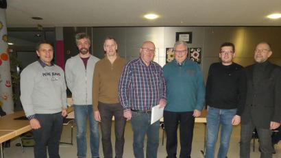 Bild: rn
Für Stadtkämmerer Karl Stopfer (Vierter von rechts) war es die letzte Stadtratssitzung. Das Gremium dankte ihm. Die offizielle Verabschiedung findet zu einem späteren Zeitpunkt statt.