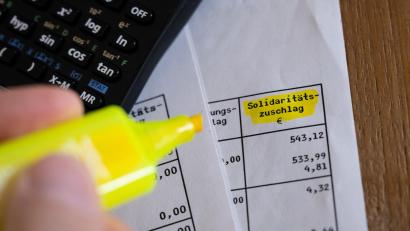 Bild: Sven Hoppe/dpa
Der Bundesfinanzhof entschied am Montag: Der Solidaritätszuschlag wird auf absehbare Zeit bleiben – eine Klage gegen die Abgabe ist gescheitert.