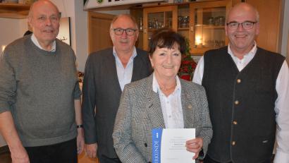 Bild: jr
Doris Zach wurde in der Jahreshauptversammlung des VdK-Ortsverbandes Bad Neualbenreuth für 30-jährige Treue gedankt. Es gratulierten (von links) Vorstandsmitglied Albert Köstler, Kreisvorsitzender Georg Brand und Bürgermeister Klaus Meyer.