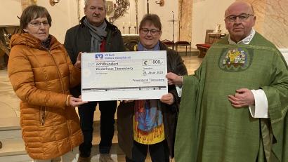 Bild: Josef Glas
Von links: Kassiererin Monika Wittmann, Kirchenpfleger Hans Maier, Vorsitzende Sonja Schmid-Herdegen, Pfarrer Wilhelm Bauer bei der Spendenübergabe.