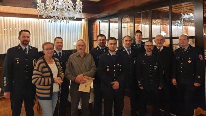 Bild: FFW Wurz/exb
Die Feuerwehr Wurz zeichnete langjährige Mitglieder aus. Josef Schmid (Vierter von links) wurde für 50 Jahre Vereinszugehörigkeit geehrt.