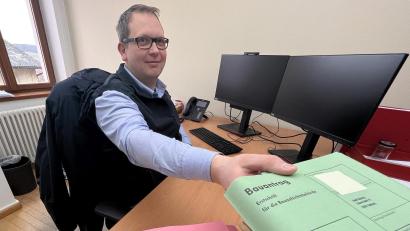 Bild: Tietz 
Ein Blick ins Nabburger Rathaus auf den Schreibtisch von Bauamts-Mitarbeiter Robert Eger. Der Berg an schriftlichen Bauanträgen soll bald der Vergangenheit angehören: Künftig geht alles digital – zumindest ist das die Zielvorstellung.