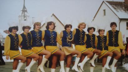 Archivbild: Faschingsgesellschaft Schnaittenbach/exb
Die Faschingsprinzen Blau-Gelb hält die über 70-jährige Tradition des Schnaittenbacher Faschingszugs mit anschließender Straßenparty hoch. Auf dem Bild zeigt die Faschingsgarde von 1979.