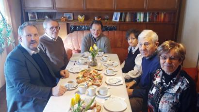 Bild: ld
Ihren 80. Geburtstag feierte Seniorenbeauftragte Waltraud Sticht (rechts). Bürgermeister Bernhard Schindler (von links), Zweiter Bürgermeister Christian Drehobel, Gemeinderat Wolfgang Doleschal sowie die KAB-Vertreter Gabi Bauer und Ludwig König gratulierten.