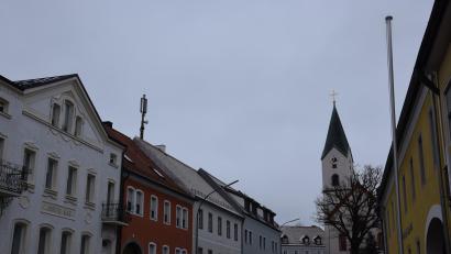 Bild: fla
Der Antennenträger der Mobilfunkanlage auf dem Anwesen Marktplatz 10 soll um knapp zwei Meter erhöht werden.