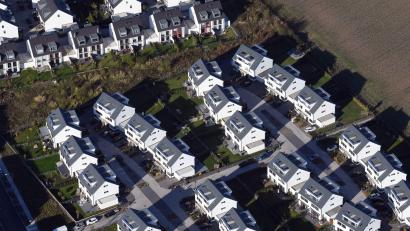 Bild: Henning Kaiser/dpa/Symbolbild
Doppelhäuser einer Neubausiedlung.