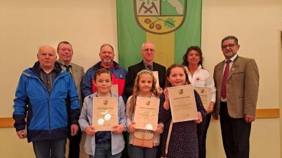 Bild: gis
Lob und Dank galt beim Neujahrsempfang den vielen Ehrenamtlichen, außerdem gab es Auszeichnungen. Auf dem Bild (hinten, von links) Edwin Prechtl, Hans-Jürgen Hautmann (Schützenmeister und Jugendtrainer der örtlichen Schützengesellschaft), Holger Schmidt, Siegmund Geisler, Karin Eigl und Bürgermeister Franz Tauber sowie (vorne, von links) Linus Matt, Sophia Hautmann und Anna Lehnert.