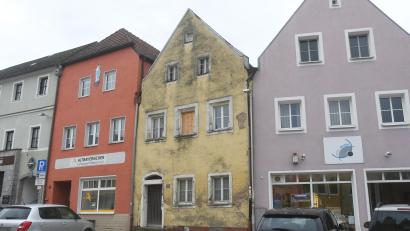 Bild: Gabi Schönberger
Eingezwängt zwischen Lohnsteuerverein und Optiker verbirgt das Anwesen Stadtplatz 22 in Neustadt seine wahre nach hinten gehende Größe. Das alte Haus soll saniert werden und die Geschäftsstelle des Naturparks beherbergen.