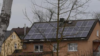 Bild: rn
Im Stadtgebiet von Eschenbach gibt es nahezu keinen Straßenzug mit Gebäuden, auf denen noch keine PV-Anlagen angebracht sind. Solare Energiegewinnung wird als Zukunftschance geschätzt.