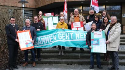 Bild: Hirsch
Eine Verdi-Delegation übergab Listen mit 1000 Unterschriften an Landrat Thomas Ebeling (links) und Oberbürgermeister Andreas Feller (rechts) und bekräftigte ihre Forderung nach einer zweistelligen Lohnerhöhung für die Beschäftigten im öffentlichen Dienst.