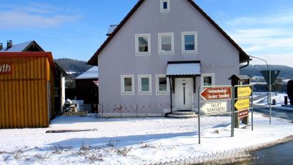 Bild: bkr
Die Westseite der Fassade des Feuerwehrgerätehauses wird saniert, die Eingangstür ausgetauscht und es bekommt einen neuen, etwas dunkleren Anstrich.