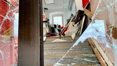 Archivbild: Gabi Schönberger
Die zerstörte Tür an der Bank in Luhe-Wildenau. Für den Schaden waren im Sommer 2022 Geldautomatensprenger verantwortlich.