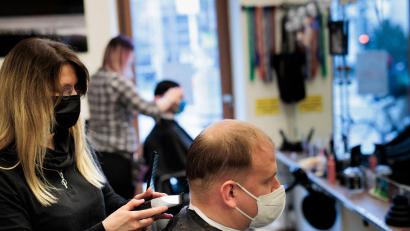 Bild: Carsten Koall/dpa
Andrea Siepert-Fichter (l) frisiert Benjamin Hartwig in ihrem Salon in Berlin.