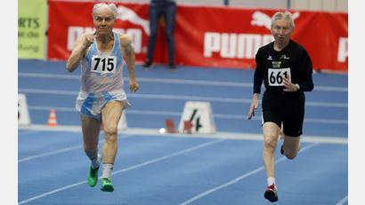 Bild: Theo Kiefner
Karl Schmid (links) sprintet in Fürth seinem Konkurrenten Gerhard Adams davon. Der Weidener Senioren-Leichtathlet lief über 60 Meter neuen deutschen Rekord in der AK85.