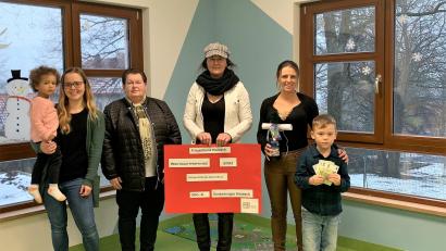Bild: stg
Die Gruppenleiterin der Kinderkrippe Franziska Philipp (links) nahm die Spende von den Frauenbund-Vertreterinnen entgegen.