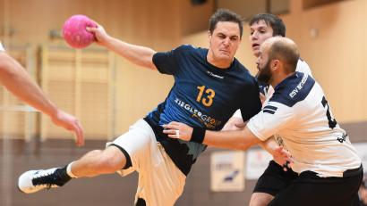 Bild: Büttner, Gerhard
Lucas Vierling setzt sich am Kreis durch: Mit acht Toren war er bei der 28:34-Niederlage gegen den ESV Regensburg II treffsicherster Weidener.