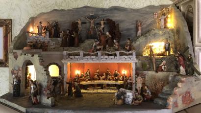 Bild: mma
Erhard Ströhl hat seine "ernste Krippe" auf dem Kachelofen platziert.