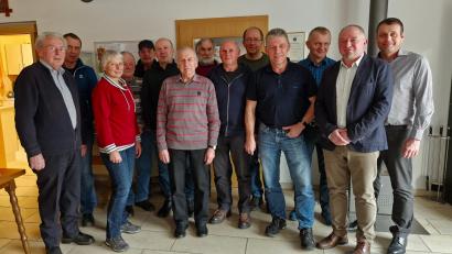 Bild: ads
Der Rassegeflügelzuchtverein Schnaittenbach-Hirschau wählt einen neuen Vorstand (von links): Ringverteiler Max Heindl, Schriftführer Wolfgang Freitag, Zweite Kassenverwalterin Marion Lindner, Beisitzer Erwin Singer, Beisitzer Sigi Söllner, Jugendleiter Peter Heindl, Taubenzuchtwart Elmar Kral, Beisitzer Richard Schwärzer, Ziergeflügelzuchtwart Hans Heindl, Beisitzer Helmut Hermann, Kassier Roland Lindner, Zweiter Vorsitzender Anton Luber, Vorsitzender Gerhard Heindl und stellvertretender Bürgermeister Uwe Bergmann.