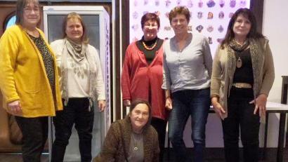 Bild: VFV/exb
Gardemädchen der "Ersten Dekade" geben sich ein Stell-dich-ein in der Stadthalle: Christa Lehner, Erika Meyer, Conny Koller, Margot Wagner und Brigitte Baier (von links). Spontan setzt sich Emmi Weber in den Spagat.