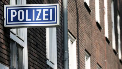 Symbolbild: Roland Weihrauch/dpa
Die Polizei Weiden ermittelt wegen eines beschädigten Verkehrszeichens