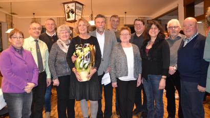 Bild: gi
Helga Wondrak (mit Orchidee) feierte ihren 80. Geburtstag. Dazu gratulierten ihr Mann Werner, die evangelische Kirchengemeinde und katholische Pfarrgemeinde, 3. Bürgermeister Helmut Meindl (Dritter von links) sowie die Vereinsabordnungen.