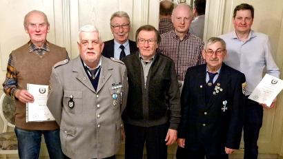 Bild: R. Kreuzer
Einige Mitglieder der Kameradschaft 1883 Rothenstadt erhielten für langjährige Treue Urkunde und die Ehrennadel mit Zahl. Vorsitzender ist Alfons Landgraf (Zweiter von links), Kreisvorsitzender ist Josef Lang (Zweiter von rechts).