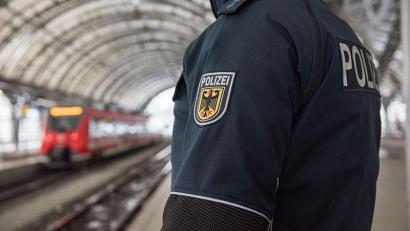 Bild: Bundespolizei/exb
In einem Zug von Weiden nach Regensburg belästigte ein 54-Jähriger mehrere Frauen und attackierte einen Fahrgast.