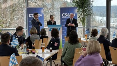 Bild: CSU Störnstein/exb
Landtagsabgeordneter Stephan Oetzinger (stehend, links) und Prof. Dr. Wolfgang Weber (stehend, rechts) veranschaulichten im Rahmen einer von CSU-Ortsvorsitzenden Benedikt Grimm moderierten Podiumsdiskussion die Bedeutung der OTH Amberg-Weiden für die Region.