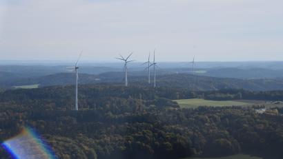 Archivbild: ige
Windräder zwischen Schwenderöd und Augsberg auf dem Grund der Gemeinde Illschwang im Landkreis Amberg-Sulzbach, fotografiert im Oktober 2022.